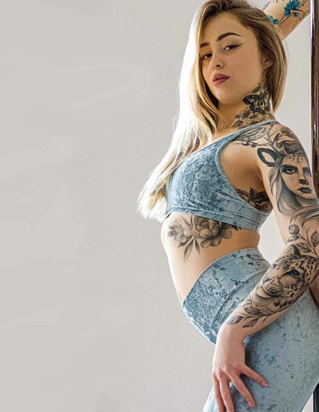 #color_Frosty Velvet